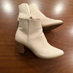 Universal Thread Textured Cream Ankle Booties